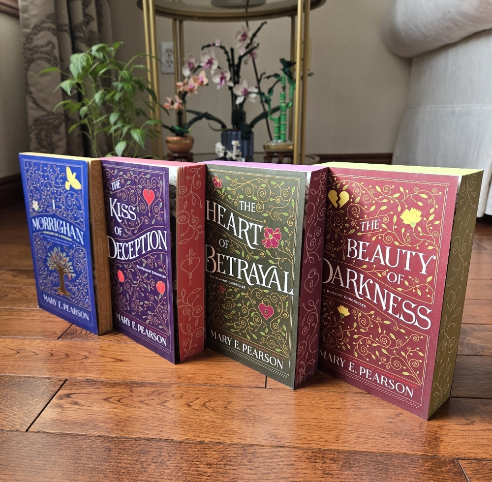 The Remnant Chronicles Series by Mary E. Pearson: Sprayed Edge, Paperback